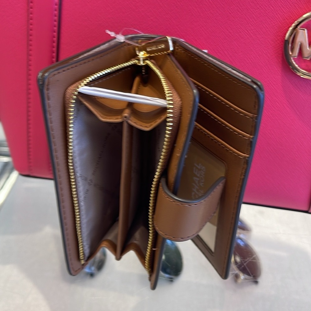 MICHAEL KORS
Medium Signature Logo Wallet 
Brown
NWT - Picture 12 of 16